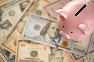 家計をイメージしたお金と豚の貯金箱