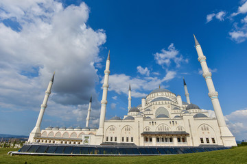 Fototapeta na wymiar Çamlıca mosque in istanbul