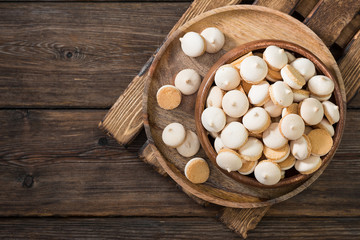 Fototapeta na wymiar Butter cookies in a white vase on a light gray background