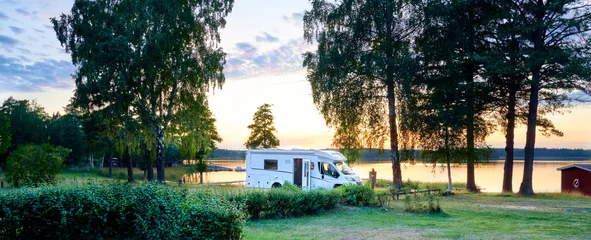 Foto auf Acrylglas Camping Camping am See mit Wohnmobile Wildcamping Sommer Urlaub