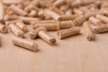 Pellets auf Holzbrett