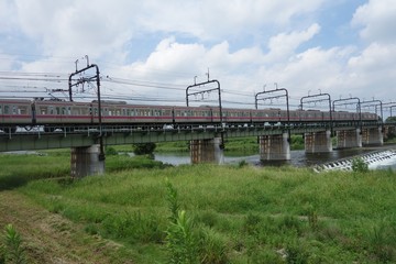 Fototapeta na wymiar 多摩川の鉄橋を走る京王線