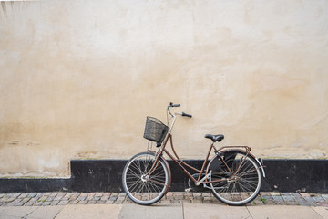 Fototapeta na wymiar vintage bicycle parked on a wall 