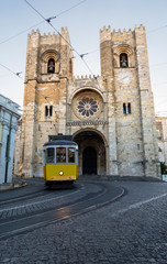 Naklejka na ściany i meble Tranvía amarillo en Lisboa