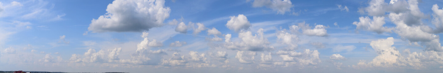 Obraz premium Photo of the cloudy sky. Horizon, moisture-bearing and vapor-forming atmospheric phenomenon, panoramic image.