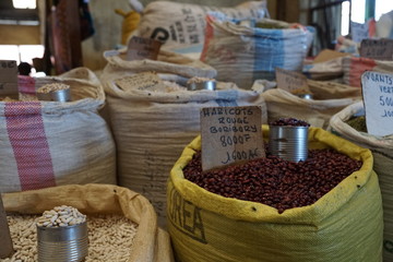 essen früchte auf einem markt in auf madagaskar in afrika 