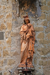 Fototapeta na wymiar Statua of Madonna and Child Jesus