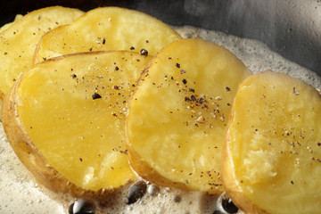 湯気の立つホクホクのジャガイモのバター焼き