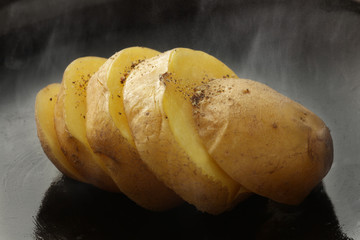 湯気の立つホクホクのジャガイモのバター焼き