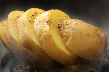 湯気の立つホクホクのジャガイモのバター焼き