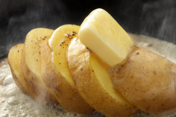 湯気の立つホクホクのジャガイモのバター焼き