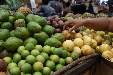 Zitrusfrüchte und vitamine auf einem martk auf madagaskar in afrika