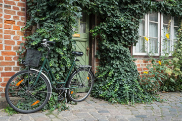 Fototapeta na wymiar Old bike in front of a historic house.