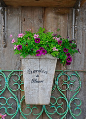 Fototapeta na wymiar Decorative reclaimed garden features of a small container with flowers