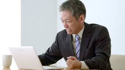 怒るビジネスマン