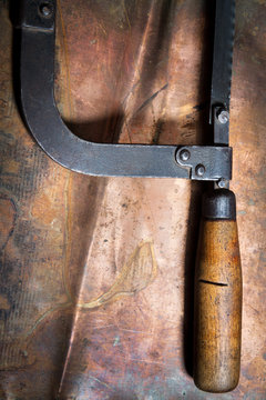 Manual saw on metal