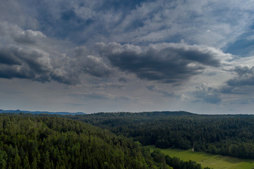 Regenwolken über dem Land - Luftbild