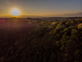 Sonnenuntergang über dem Wald - Luftbild