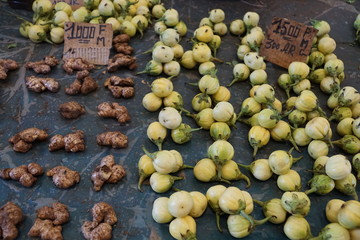 früchte bananen auf dem markt in madagaskar in afrika mango