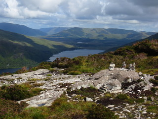 Lac du Connemara et nuages gris