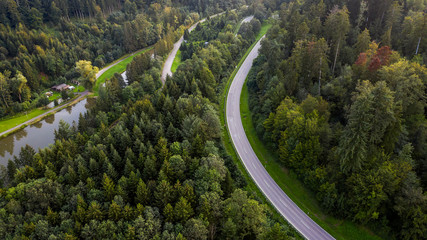 Straße durch den Wald - Luftaufnahme