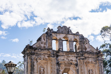 Obraz premium ANTIGUA, SACATEPEQUEZ/GUATEMALA - December 23, 2018: The ruins of Santa Isabel church in the UNESCO World Heritage site of Antigua, Guatemala, on a Sunday before Christmas Day 2018.