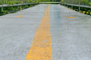 yellow arrows direction and line on overpass