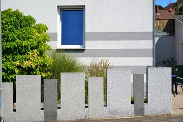 Senkrecht eingebaute Granit-Natursteinelemente als Mauer und Strukturelement und äußere Abgenzung...