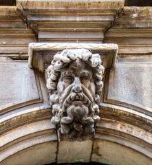 Estátuas, bustos e medalhões de paredes coladas a várias fachadas da cidade e parques em toda a Europa, obras colocadas nas ruas para embelezar as cidades.