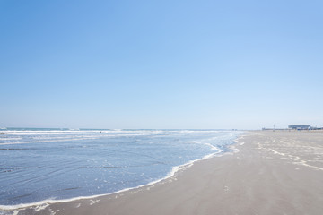 Fototapeta na wymiar 九十九里浜の広大な砂浜と青い空