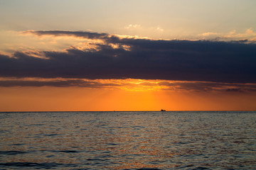 Obraz premium sunset over the sea romantic evening in the tropics