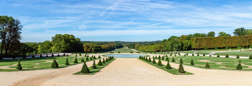 Plaine des 4 statues in Parc de Sceaux in summer - Hauts-de-Seine, France.