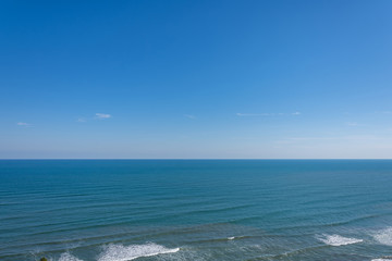 静かな海と水平線と青い空