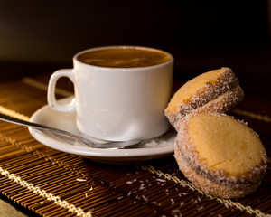 Cornstarch alfajores with coffee