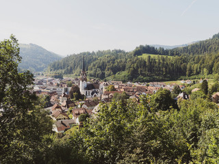 Schwarzwaldlandschaft - Ausblick auf Sch&ouml;nau im Schwarzwald und Katholische Pfarrkirche Mari&auml; Himmelfahr vom Philosophenweg