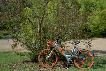 Fototapeta na wymiar bicicleta esperando para ser usada