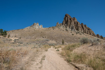Fototapeta na wymiar Backside of Saddle Rock trail looking up