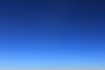 上空　雲の上より空撮