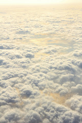 上空　雲の上より空撮