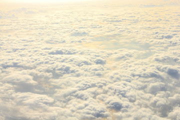 上空　雲の上より空撮