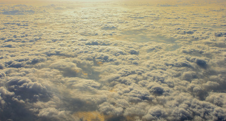 上空　雲の上より空撮
