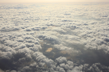 上空　雲の上より空撮