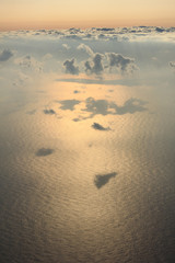 上空　雲の上より空撮
