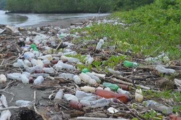 Playa contaminada por residuos sólidos mal desechados en el municipio de Guapi Cauca
