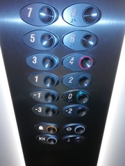 Rang&eacute;e de boutons d'ascenseur isol&eacute; 