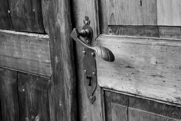 Alte Holztür mit Türklinke - schwarzweiß