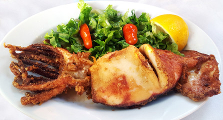 Fried squid with lettuce and lemon