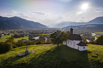 Fototapeta na wymiar Malerischer Stil der Kapelle am Grattenbergl in Kirchbichl mit Blick auf Wörgl in Tirol