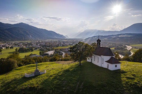 Malerischer Stil der Kapelle am Grattenbergl in Kirchbichl mit Blick auf Wörgl in Tirol