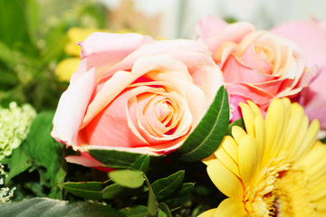 Eine pinke Rose in einem Blumenstrauss
